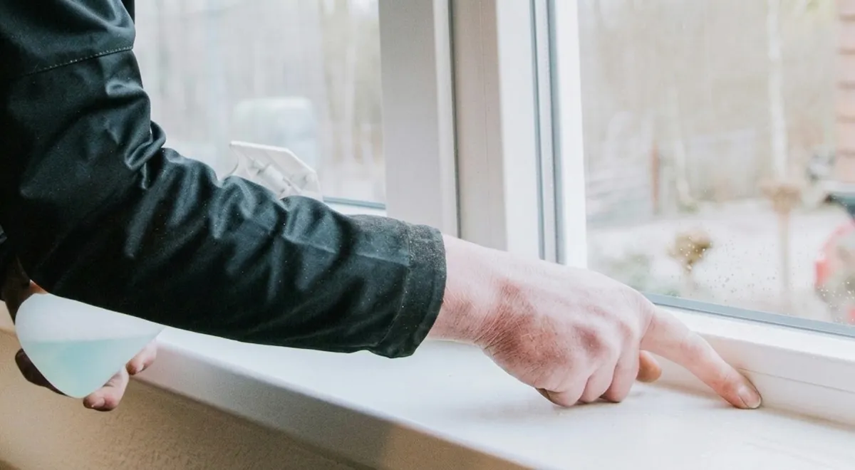Servicemonteur van Benitech controleert een kunststof kozijn in een woning