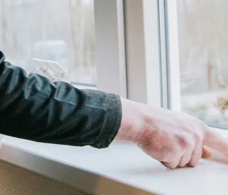 Servicemonteur van Benitech controleert een kunststof kozijn in een woning