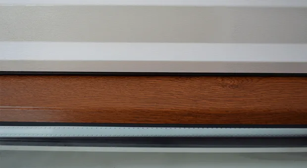 Close up van kunststof kozijn houtlook bruin