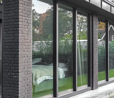 Woning met gevel voorzien van zwarte kunststof kozijnen
