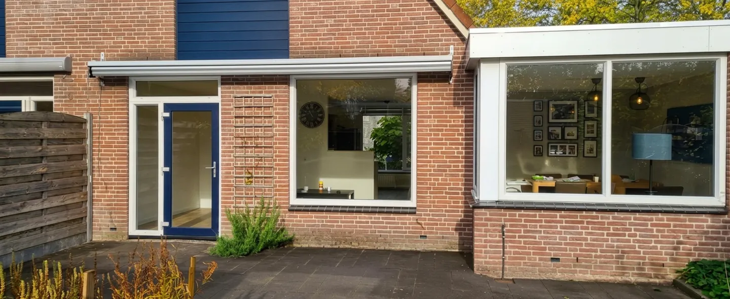 Achtergevel woning met kunststof kozijnen, ramen, deuren en gevelbekleding