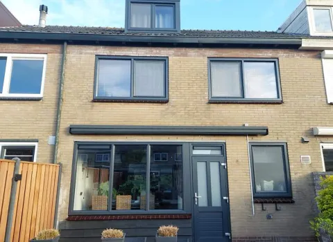 Achtergevel rijtjeswoning met antracietgrijze kunststof kozijnen, ramen en deuren