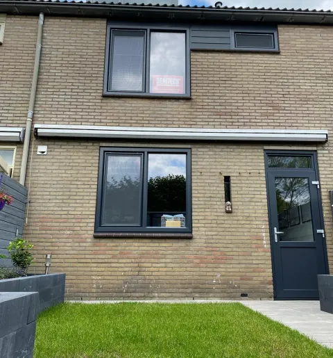 Modern rijtjeshuis met antracietgrijze kunststof kozijnen en kunststof achterdeur