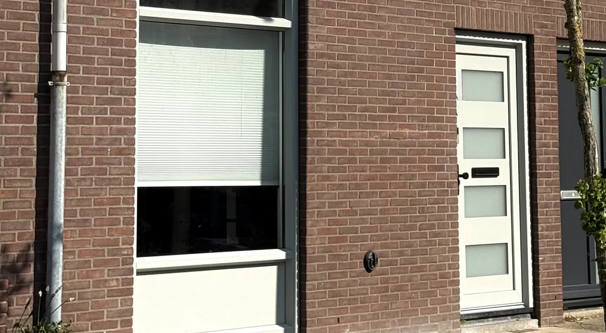 Benedenverdieping rijtjeshuis met agaatgrijze kunststof kozijnen en kunststof voordeur
