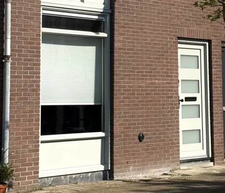 Benedenverdieping rijtjeshuis met agaatgrijze kunststof kozijnen en kunststof voordeur