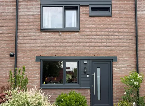 Modern rijtjeshuis met antracietgrijze kunststof kozijnen en kunststof voordeur