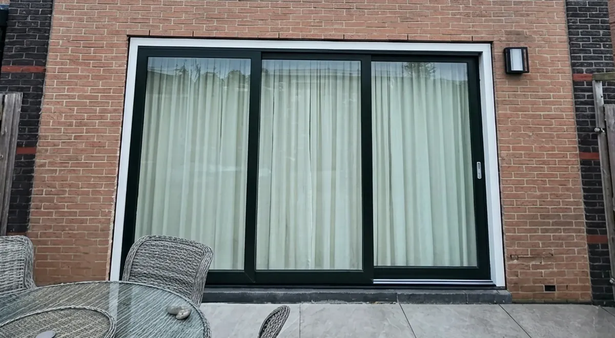 Kunststof schuifpui in achtergevel met 2 vaste delen en 1 schuifdeel