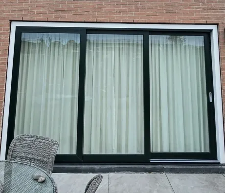 Kunststof schuifpui in achtergevel met 2 vaste delen en 1 schuifdeel