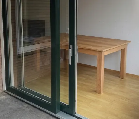 Kunststof hefschuifpui die open staat