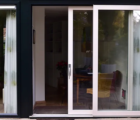 Openstaande kunststof schuifpui zwarte kozijnen, witte schuifdeuren