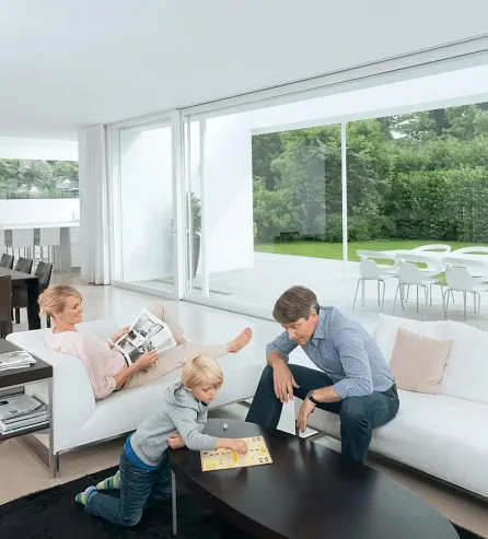 Gezin in woonkamer met Schüco kunststof kozijn