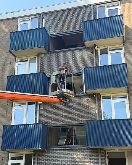Benitech Kozijnen monteurs plaatsen kunststof kozijnen in appartementencomplex