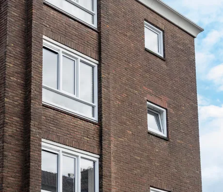 Buitenkant appartementen met kunststof kozijnen
