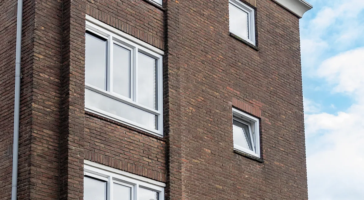 Buitenkant appartementen met kunststof kozijnen