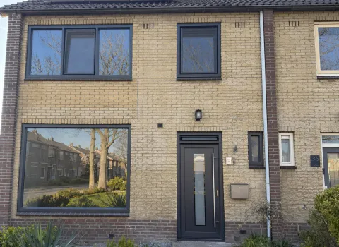 Voorgevel woning met kunststof kozijn vast raam op benedenverdieping