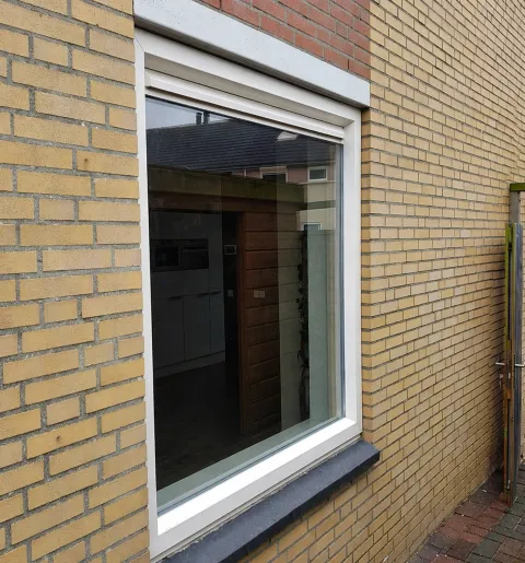 Zijgevel woning met kunststof kozijn vast raam