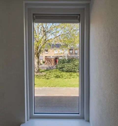 Kunststof kozijn met vast raam en ventilatierooster