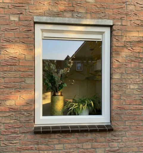 Gevel met kunststof kozijn vast glas
