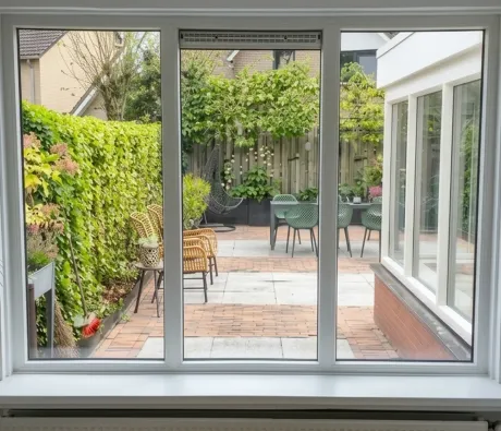 Vast glas in kunststof kozijn met drie vakken