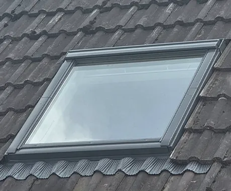 Openstaand Velux dakraam in schuin dak zolder binnen