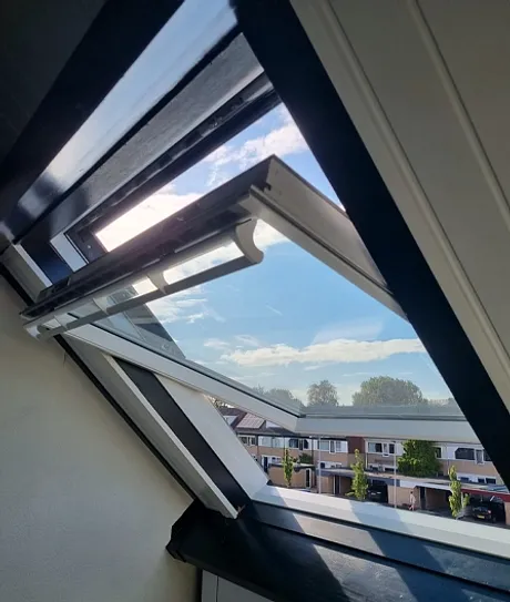 Velux dakraam in dak buiten