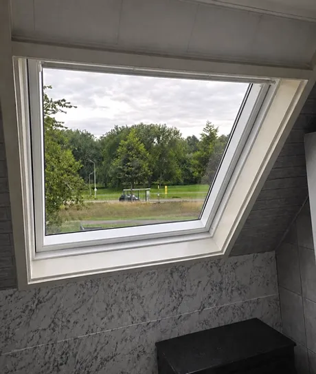 Dicht Velux dakraam in schuin dak zolder binnen