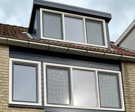 Bovenverdieping met kunststof kozijnen en dak met kunststof dakkapel