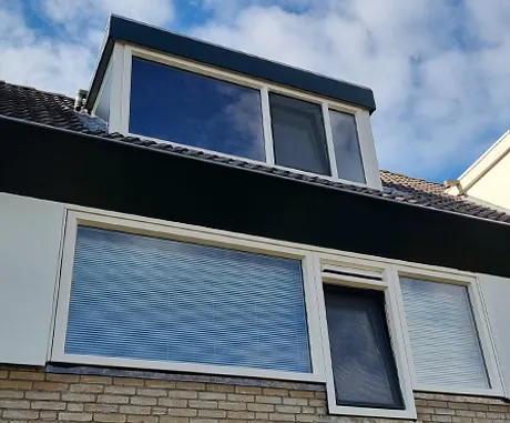 Tweede verdieping en dak woning met kunststof kozijnen en dakkapel
