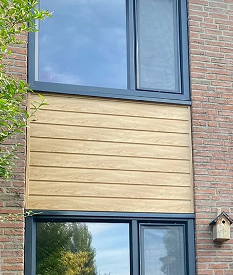 Natuureiken kunststof gevelbekleding tussen twee kunststof kozijnen