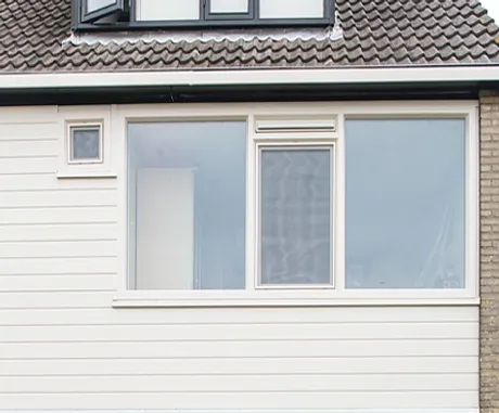 Witte kunststof gevelbekleding in gevel woning
