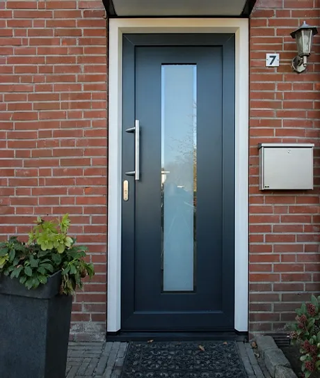 Antracietgrijze kunststof voordeur en losse brievenbus