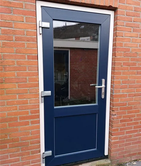 Blauwe kunststof achterdeur verdeeld in glas boven en paneel onder