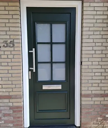 Groene kunststof voordeur met roedes in glas