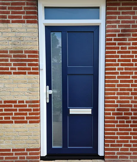 Blauwe kunststof voordeur met brievenbus