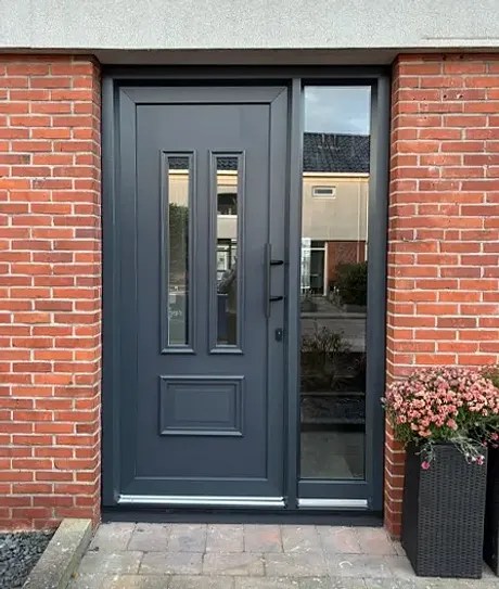 Antracietgrijze kunststof voordeur met zijlicht