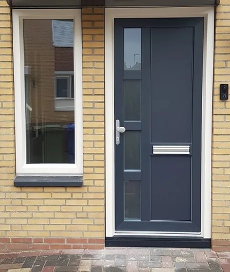 Antracietgrijze kunststof voordeur met brievenbus