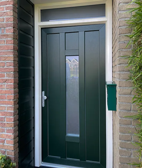 Groene kunststof voordeur met raam in het midden
