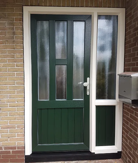 Groene kunststof voordeur met zijlicht