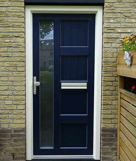Staalblauwe kunststof voordeur met brievenbus