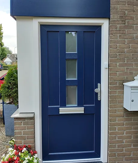 Blauwe kunststof voordeur met brievenbus