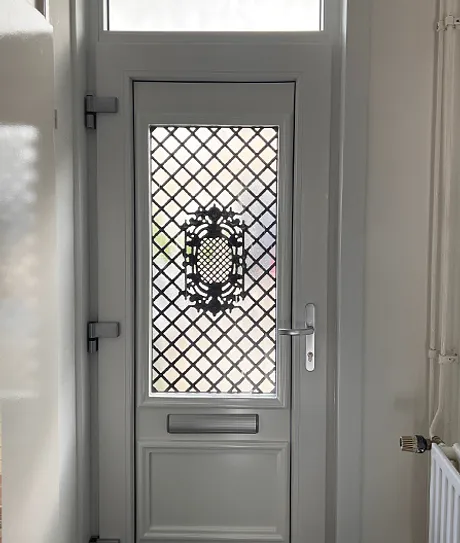 Kunststof voordeur binnen RAL 9016 met brievenbus