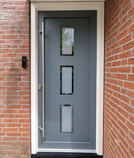 Grijze kunststof voordeur met drie kleine glasplaten