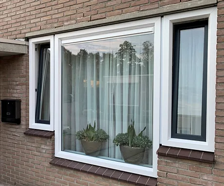Kunststof kozijn met vast raam en twee draaikiepramen