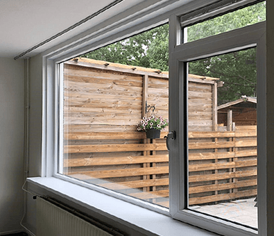 Kunststof kozijn met vast raam en draaikiepraam met bovenlicht en ventilatierooster