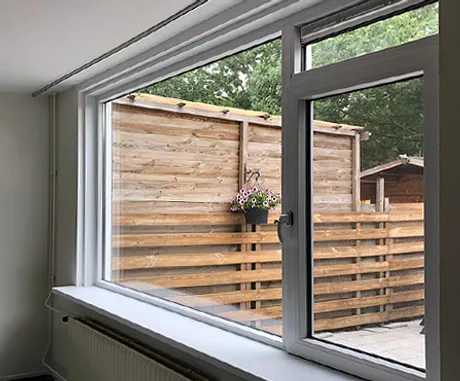Kunststof kozijn met vast raam en draaikiepraam met bovenlicht en ventilatierooster