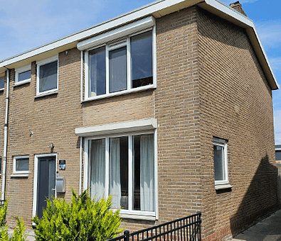 Aanzicht woning voor- en zijgevel met kunststof kozijnen