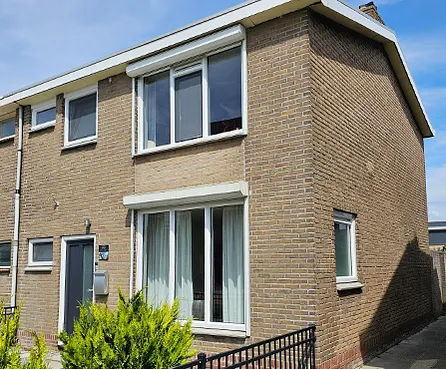 Aanzicht woning voor- en zijgevel met kunststof kozijnen