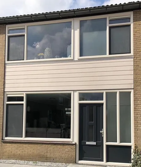 Voorgevel twee onder een kap woning met kunststof gevelbekleding, kunststof kozijnen en kunststof voordeur