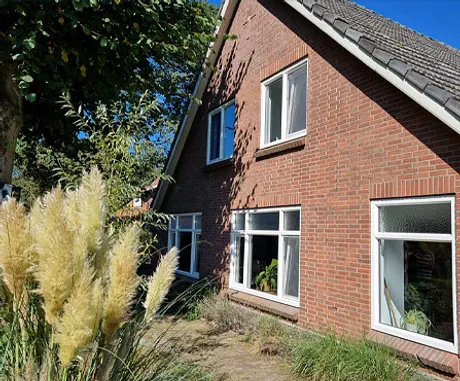 Voorgevel woning boerderij met kunststof kozijnen