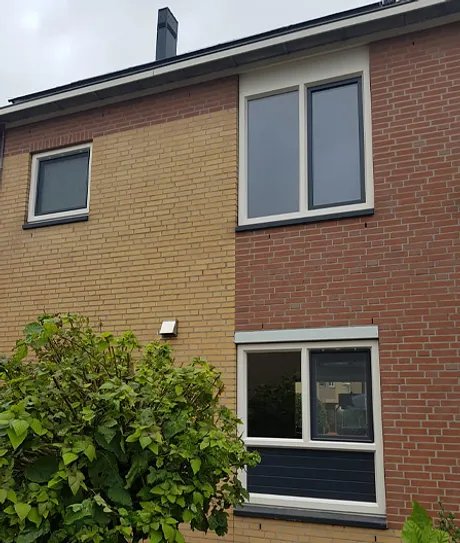 Kunststof kozijnen boven en beneden vanuit buiten gezien
